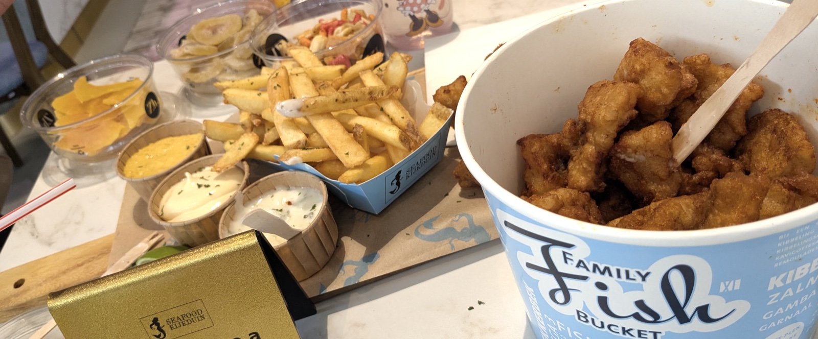 Seafood Kijkduinのファミリーフィッシュバケツとフライドポテト