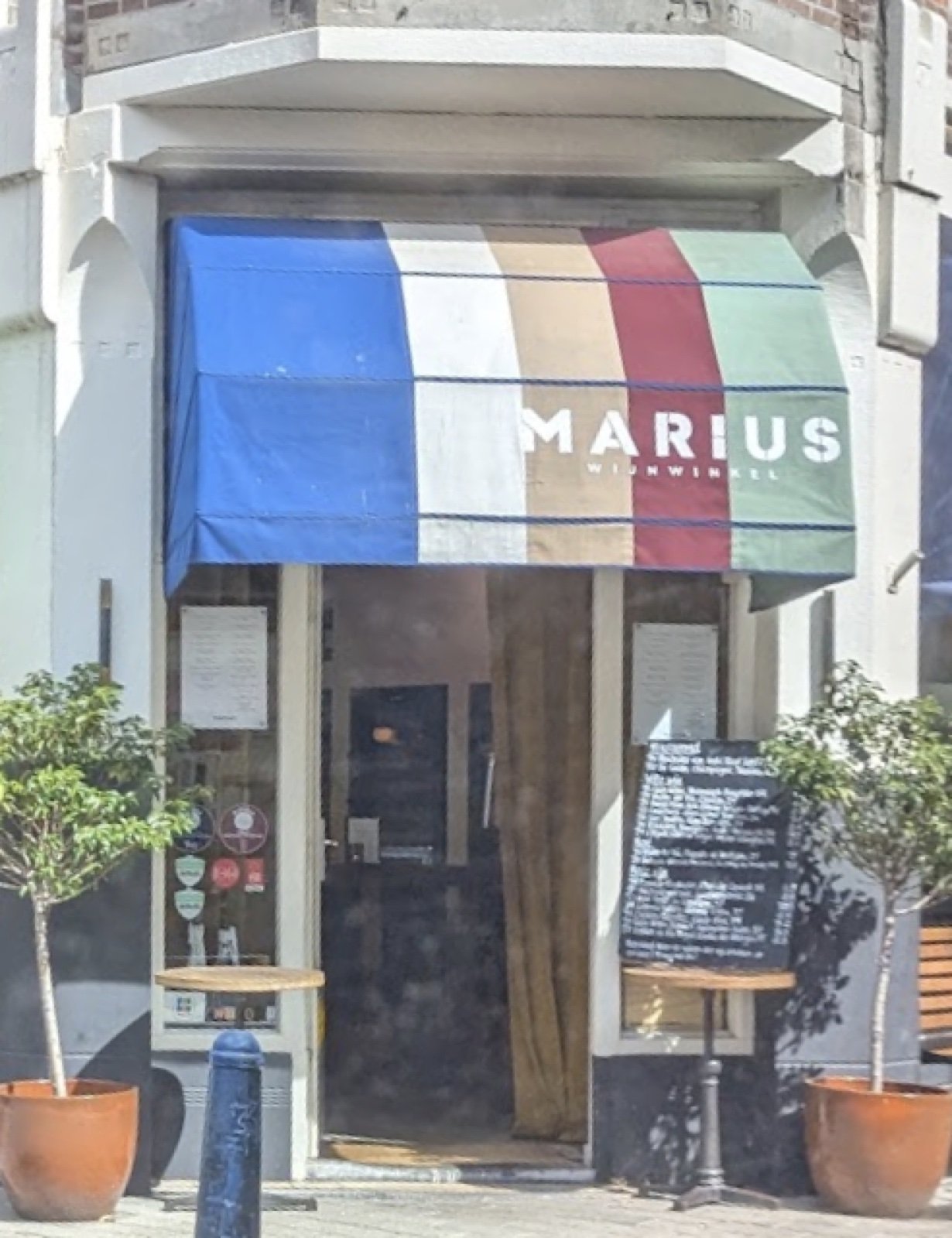 ストライプのオーニングが目印のワイン屋Marius